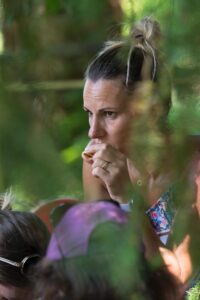 Activité de reconnaissance a l'aveugle en équipe, favorisant la communication et l'écoute à Dinan.