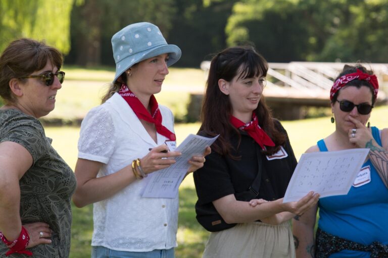 Activité de team building en nature en Bretagne, organisée par BzHarmonie, favorisant la cohésion.