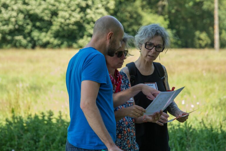 Moment convivial et de partage lors d'une activité de team building dans le Morbihan.