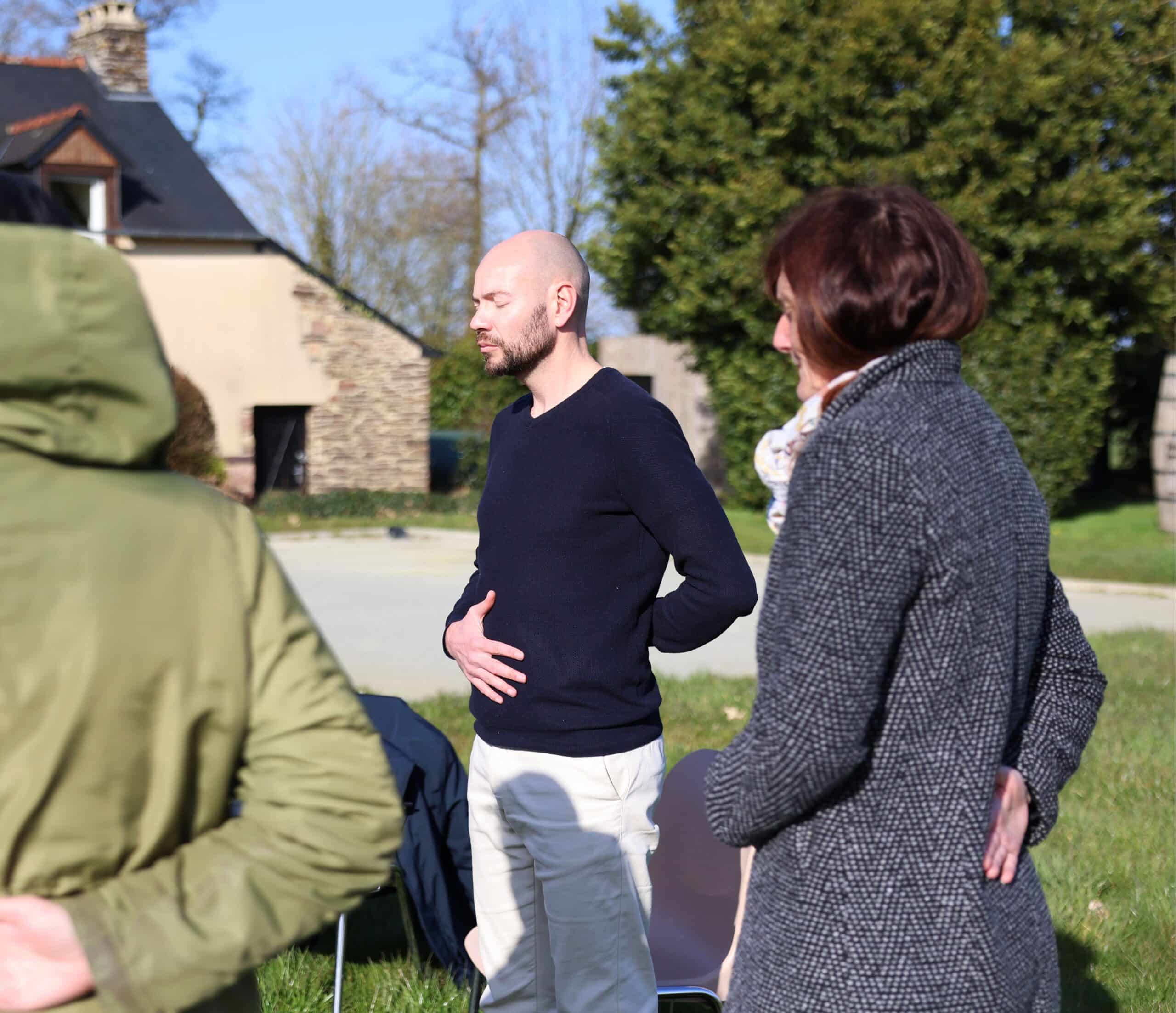 Les salariés d'une entreprise sont en train d'effectuer une séance de sophrologie pour améliorer le bien-être en entreprise