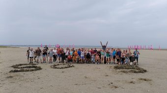 Groupe d’un team building aventure par Bzharmonie sur une plage en Bretagne grande cohésion d’équipe améliorant le bien-être et la motivation des employés Groupe d'un team building aventure par Bzharmonie sur une plage en Bretagne grande cohésion d'équipe améliorant le bien-être et la motivation des employés